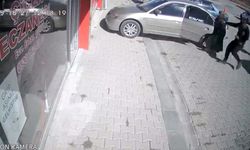 El freni çekilmeyen araç eczaneye girdi