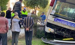 Freni tutmayan minibüs evin bahçesine daldı, facia teğet geçti