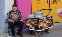 11 yaşında başladığı mesleğinde 65 yıldır sokaklarda