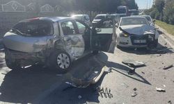 Otomobil karşı şeride uçarak iki otomobile çarptı: 4 yaralı