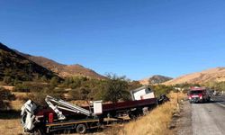 Tır ile kamyonet çarpıştı: 2 yaralı