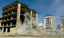 İnşaat halindeki 23 yıllık bina yıkıldı