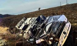 Yolcu otobüsü devrildi: 2 ölü, 21 yaralı