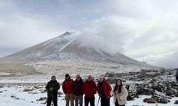 Ağrı Dağı’nda kar yağışına rağmen 27 dağcı tırmanışa geçti