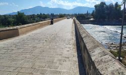 Anadolu’nun bilinen ilk Roma köprüsüne sprey boyayla yazılama yapıldı