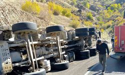 Virajı alamayan asfalt yüklü kamyon devrildi