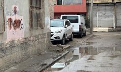 Çocuğun kafasını önce arabaya vurdu sonra çocuğu yere fırlattı