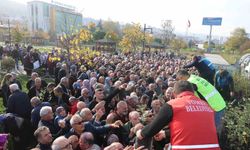 Dağıtılan elma ve armut fidanlarından almak için birbirleri ile yarıştılar