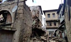 Yangında zarar gören eski bina yağışlı havada çöktü