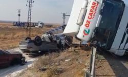 Devrilen tırda bulunan milyonluk araçlar hasar gördü