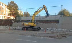 Devrilme tehlikesi taşıyan okul duvarı yenileniyor