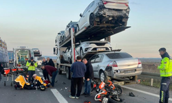 Motosiklet emniyet şeridinde duran tıra çarptı: 1 yaralı