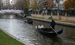 Eskişehir'de soğuk havaya rağmen gondol keyfi yaptılar