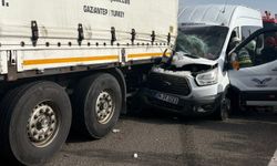 Minibüs tıra arkadan çarptı: 5 yaralı