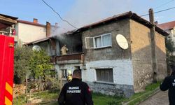 İki katlı evde yangın paniği mahalleyi sardı