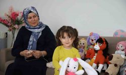 İşlediği oyuncaklarla 6 çocuğuna bakıyor