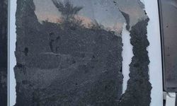 Polis aracına saldırıp camı kırdılar