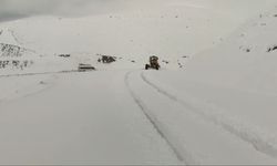 Karda araçlar yolda mahsur kaldı