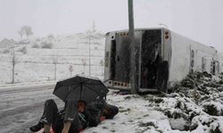 Kaza sonrası sağlık ekiplerini şemsiye ile yatarak bekledi