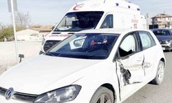 Kontrolden çıkan otomobil karşı şeride geçip araca çarptı: 1 yaralı