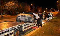 Kontrolden çıkan otomobil önce kaldırıma sonra Yavaş levhasına çarptı