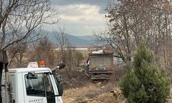 Tır bariyerlere ve elektrik direğine çarparak tarlaya savruldu: 1 yaralı