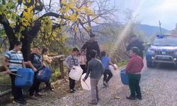 Köy çocuklarından jandarmaya bidonlu "Yasemen" sürprizi