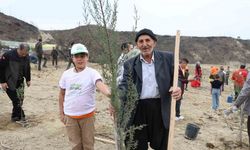 Kozan’da yangından etkilenen alana dede-torun fidan dikti