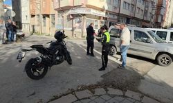 Hafif ticari araç ile motosiklet çarpıştı: 1 yaralı