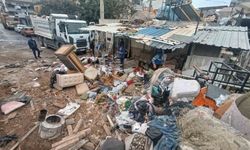 Mersin'de bir evden 10 kamyon çöp çıkarıldı