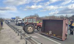 Midibüs traktör römorkuna çarptı: 1 yaralı