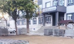 Okul bahçesine parke döşenmeye başladı