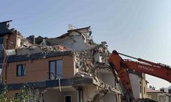 Zemini kayan ve çatlaklar oluşan bina yıkılıyor