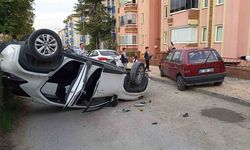 Otomobil park halinde olan araca çarpıp ters şekilde durabildi: 3 yaralı