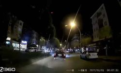 Otomobilin altında kalan kedi telef oldu