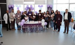 Prematüre bebeklere pastalı kutlama