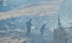 Boş arazideki odun ve lastikler yandı