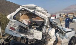 Tır, ışıkta bekleyen 5 aracı biçti