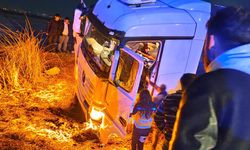 Tır tarlaya uçtu: 2 yaralı