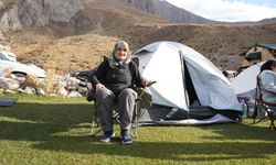 73 yaşındaki dağcı Hatun Okurkan gençlere taş çıkartıyor