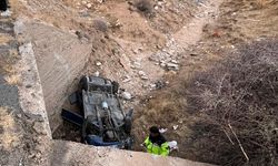 Niğde’de otomobil köprüden uçtu: 2 yaralı