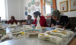 Niğde'de renklerin ve motiflerin buluştuğu çini atölyesine büyük ilgi