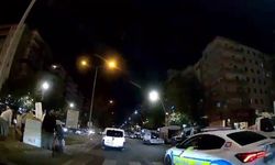 Yere düşen çocuğun hastaneye yetiştirilebilmesi için polis sıkışık trafiği açtı