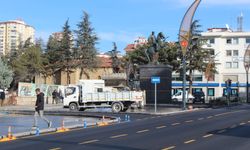 Niğde meydandaki Atatürk heykeli düzenleniyor