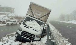 Ağaçlar devrildi yol kapandı, araçlar kayıp kaza yaptı