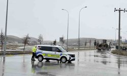 Aksaray'da Ortaköy yolu yoğun kar yağışı nedeniyle ulaşıma kapatıldı