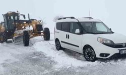 Yoğun kar yağışı nedeniyle yolda mahsur kalan araçlar kurtarılıyor