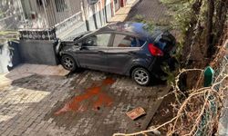 Apartman bahçesine düşen araçta 4 kişi yaralandı