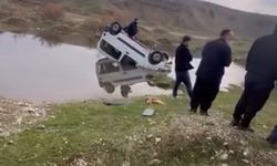 Hafif ticari araç yapay gölete uçtu, sürücü yaralandı