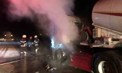 Tır yanarak kullanılmaz hale geldi